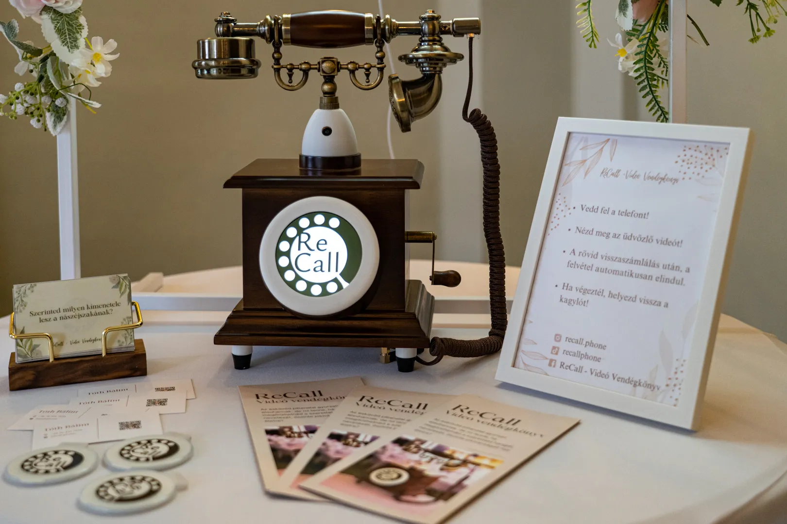 A ReCall vintage telefonja egy esküvői kiállításon, kérdéskártyával, útmutató táblával és szórólapokkal