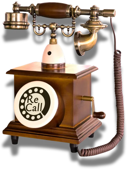 A ReCall vintage telefonja fa házzal, réz kagylóval és a tárcsán a ReCall logóval