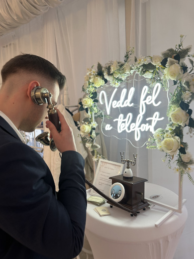 Vendégek videóüzenetet rögzítenek a telefonos vendégkönyvvel