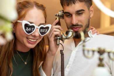 Videó vendégkönyv telefonfülkével esküvőn